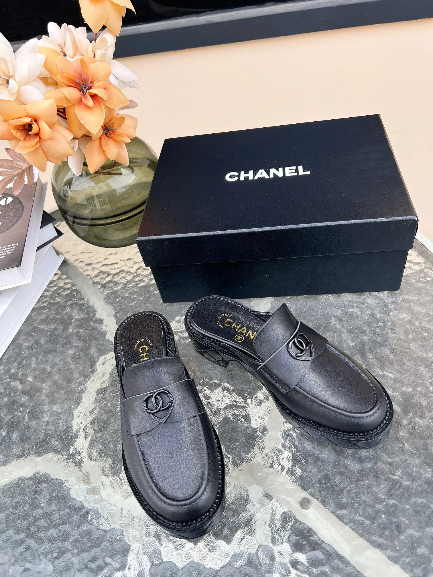 👟👟Ex-factory price 480👟👟 𝗖𝗛𝗔𝗡𝗘𝗟𝟐4B Chanel retro loafers for high school students. A big-toe loafer that Xiaoxiang Jiaxiang’s grandma has grown on me. The black and white color scheme is super vintage and full of relaxation. The fat and cute figure is reproduced one to one from the original version. 👟Material: First-layer cowhide, open edge beads ▪️Heel height: 4𝐜𝐦 ▪️Inner lining: sheepskin ▫️𝐒𝐢𝐳𝐞:𝟑𝟓-𝟒0𝐌 (𝟒𝟎customization is non-returnable) ▪️Sole: original simulated leather outsole 1:1 mold ▫️Color: black ▪️Configured with original full set of packaging📦​